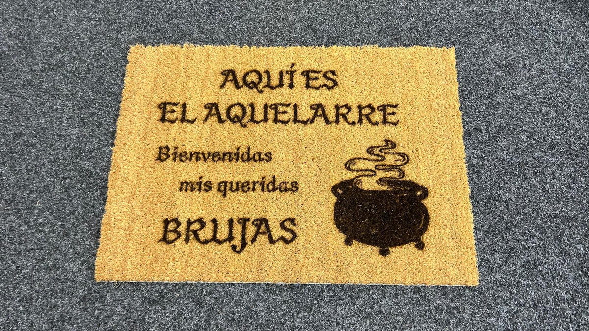 Felpudo de coco 'Aquí es el aquelarre'