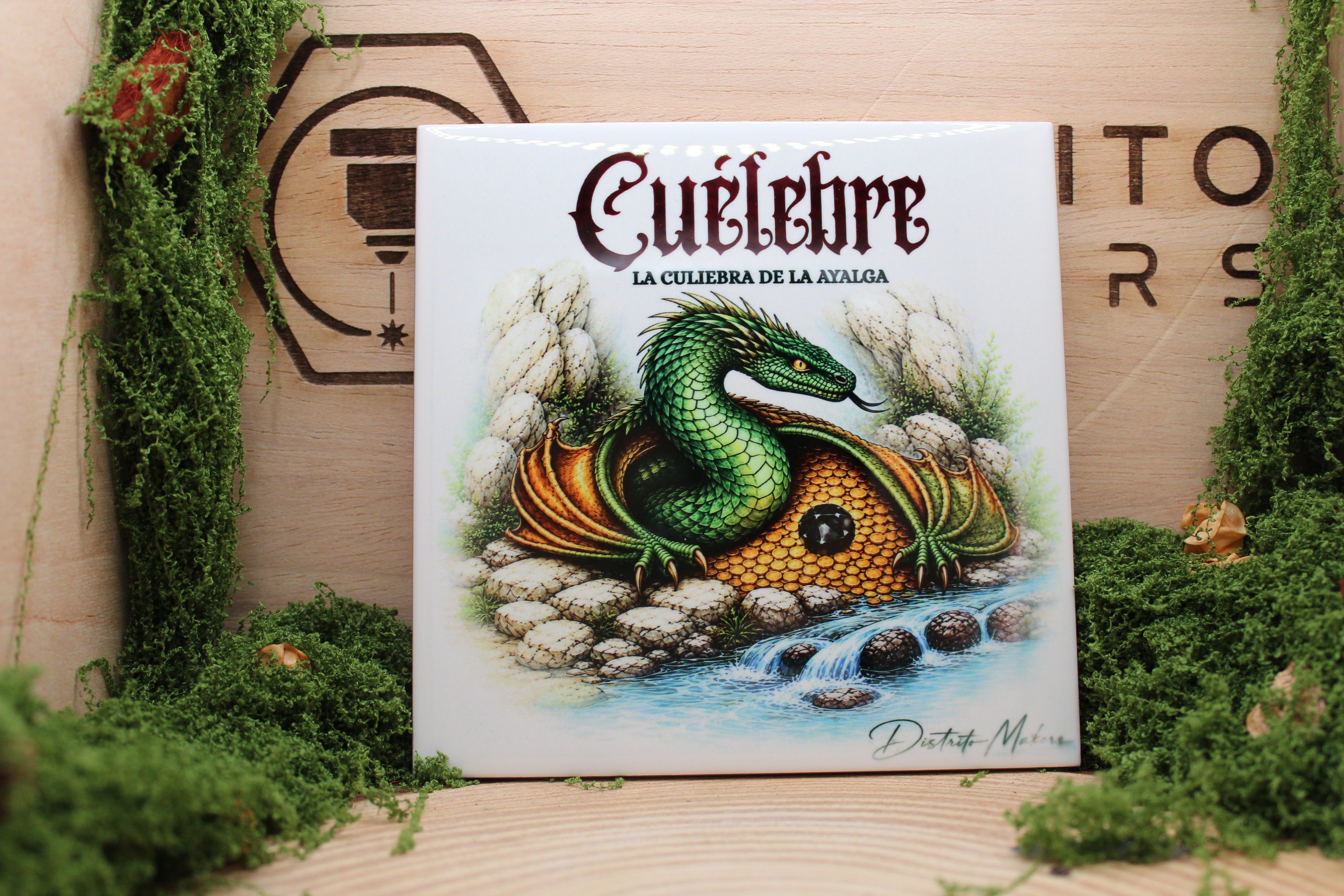 Azulejo del Cuélebre, la culiebra de la ayalga — ilustración original transferida a mano sobre cerámica, Distrito Makers