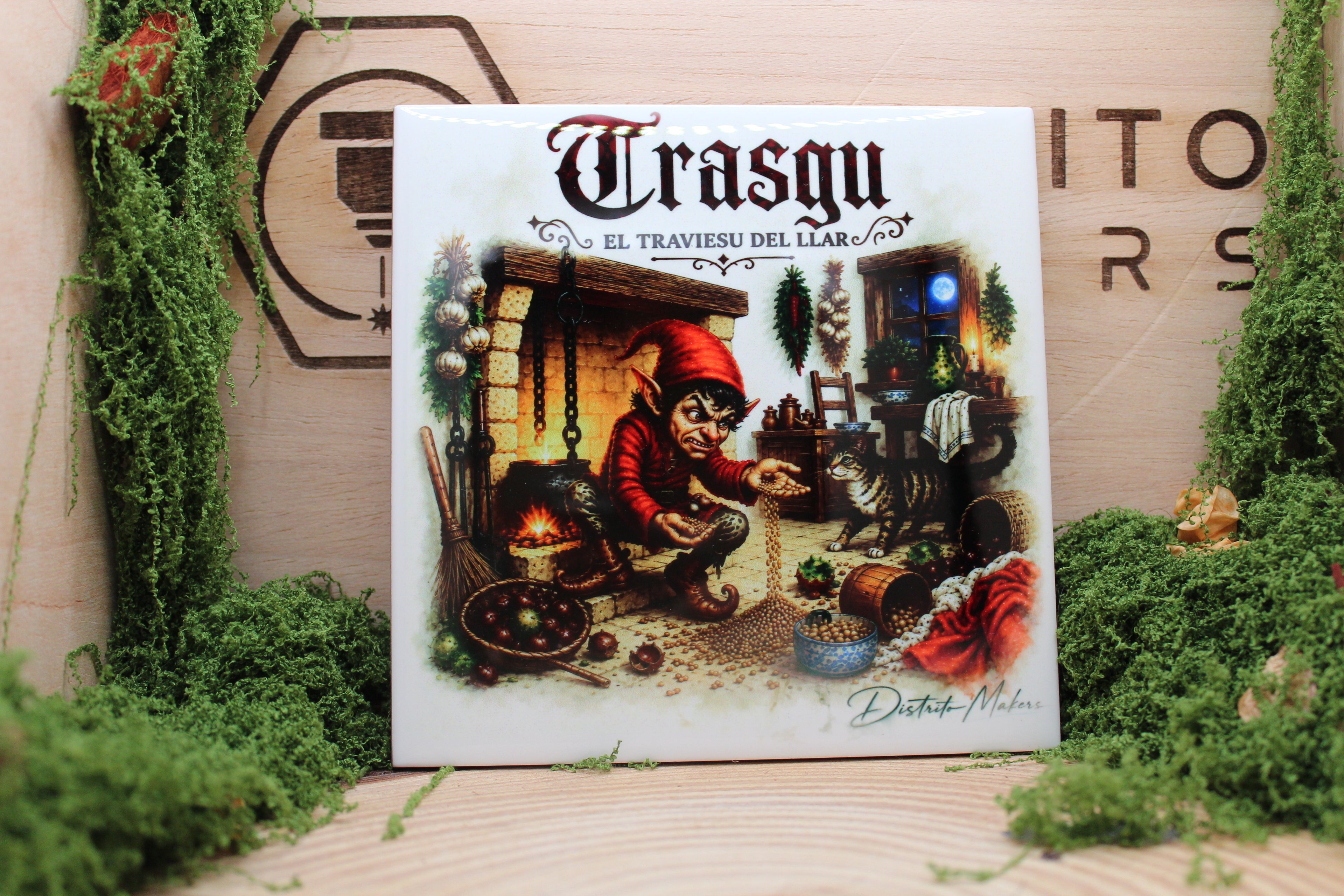 Azulejo del Trasgu, el traviesu del llar — ilustración original transferida a mano sobre cerámica, Distrito Makers

