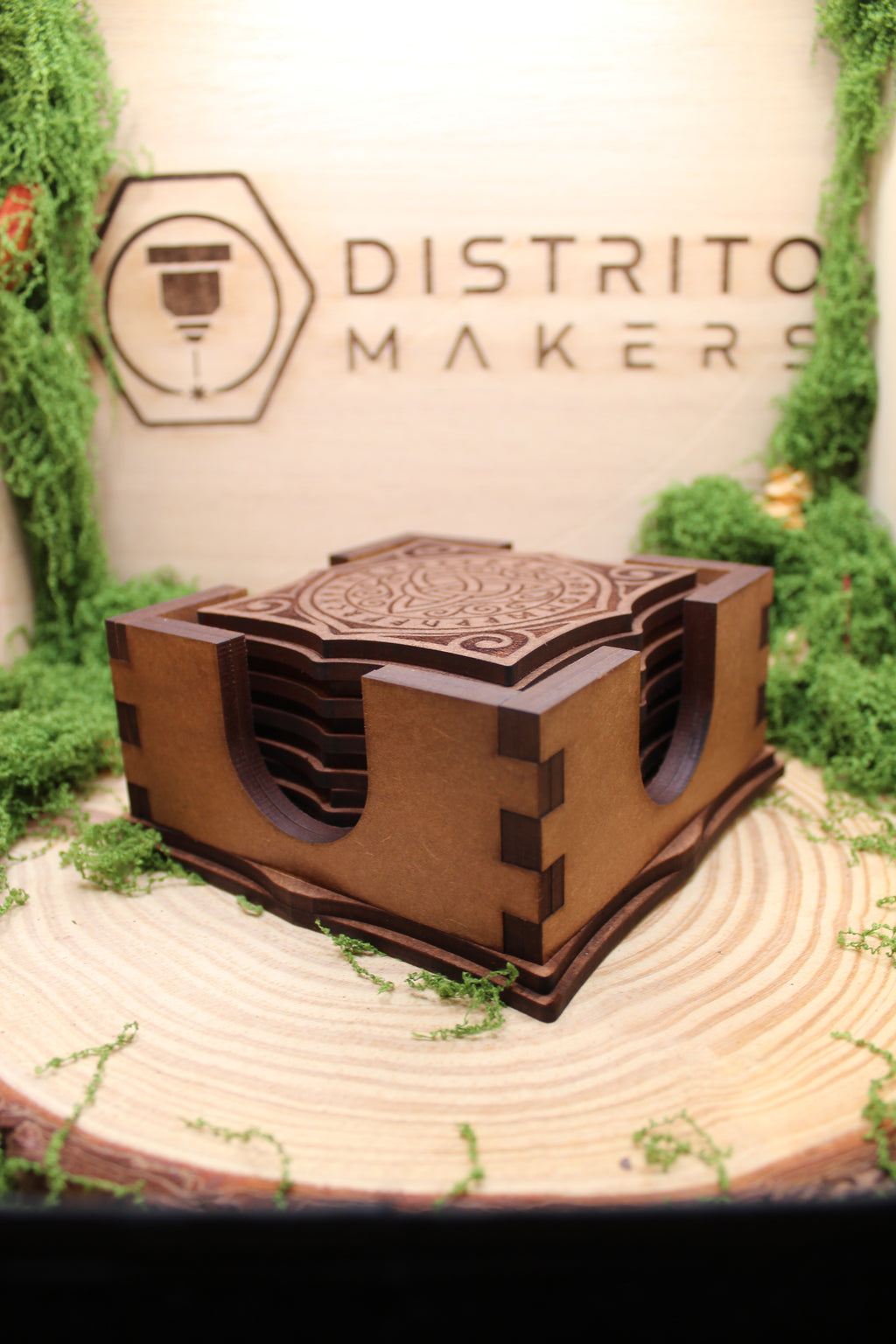 Caja de madera con set de posavasos celtas en tinte nogal, vista lateral — Distrito Makers