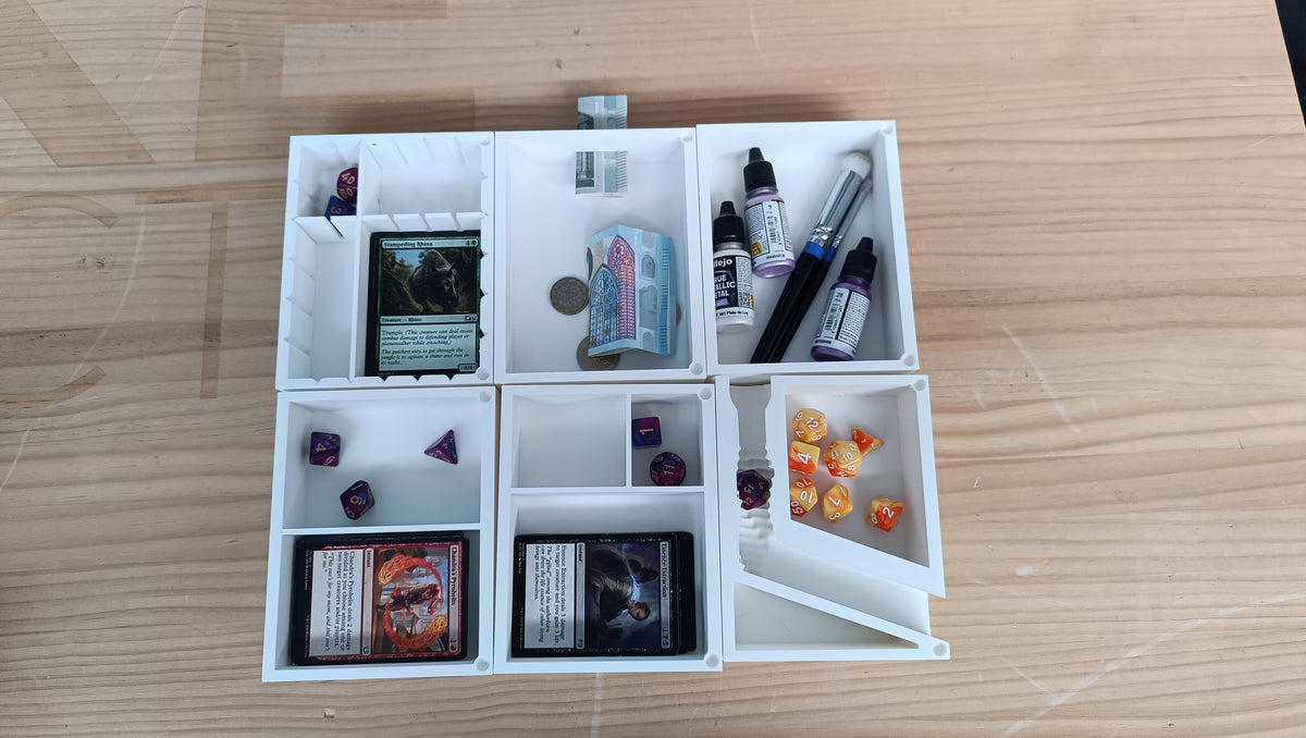Bandeja modular de la Alborada con los huecos llenos de cartas, dados y rotuladores — Distrito Makers