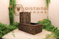 Torre de dados plegable montada sobre su bandeja, modelo castillo encantado en acabado dorado — Distrito Makers