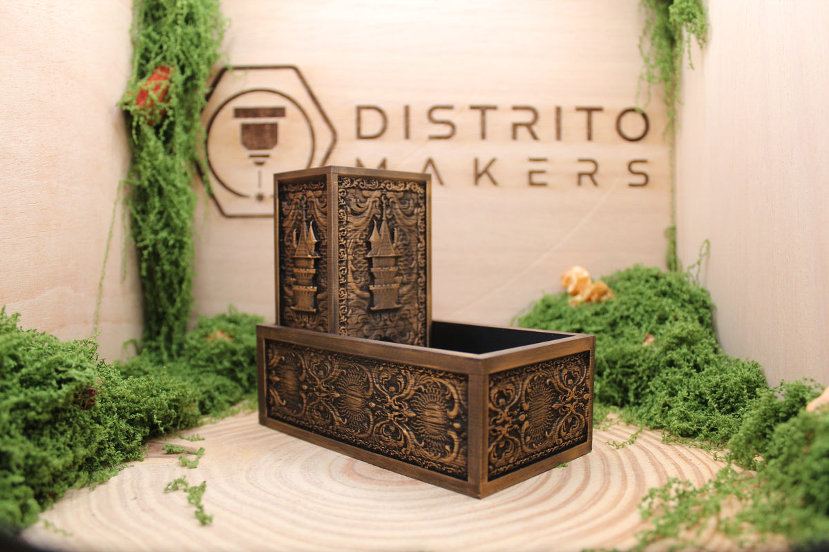 Torre de dados plegable montada sobre su bandeja, modelo castillo encantado en acabado dorado — Distrito Makers