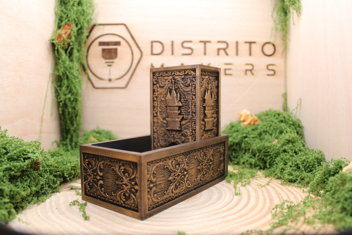 Torre de dados modelo castillo encantado de frente, con las torres y las almenas en relieve — Distrito Makers