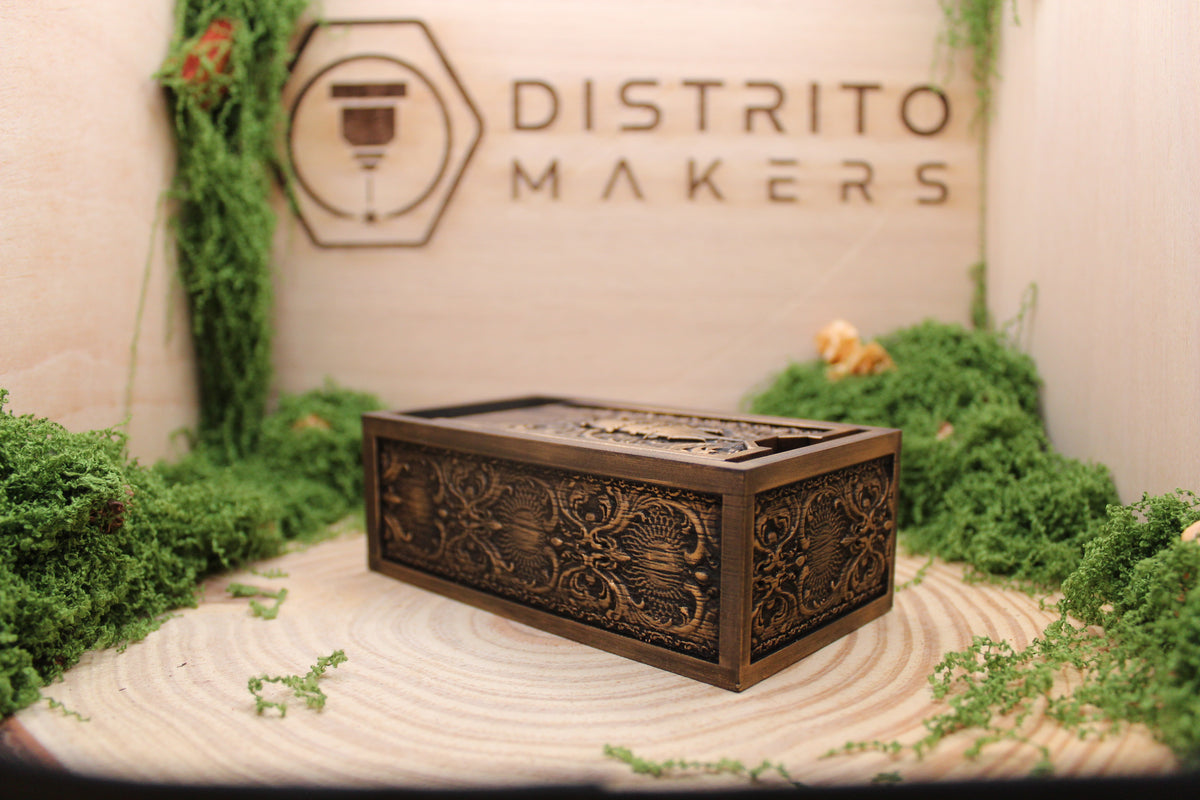 La torre de dados plegada y guardada dentro de su propia bandeja, en acabado dorado — Distrito Makers