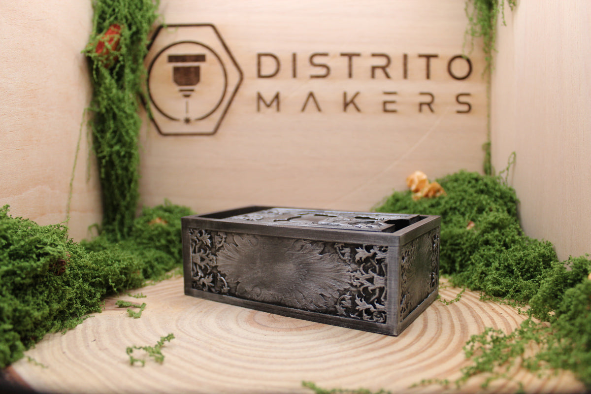 La torre de dados plegada dentro de su bandeja, en acabado plateado — Distrito Makers