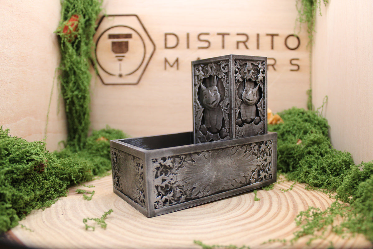 Torre de dados modelo triceratops bebé de tres cuartos, con la cría de dinosaurio en relieve — Distrito Makers