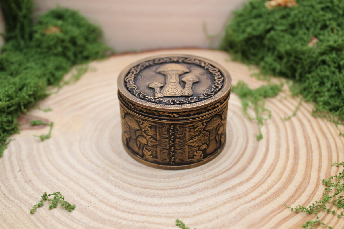 Cajita cilíndrica a rosca en dorado con las setas en relieve sobre la tapa — Distrito Makers