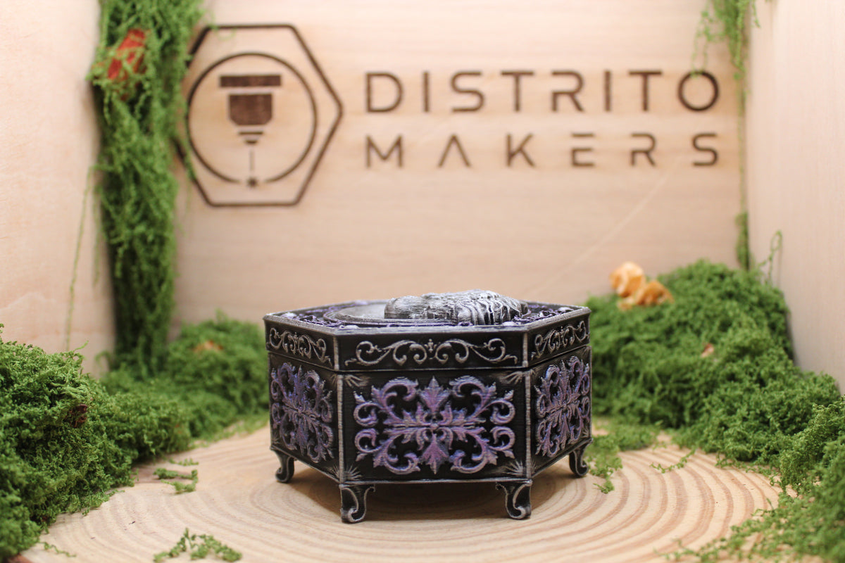 Cajita hexagonal del lobo de frente, sobre el fondo de madera del taller — Distrito Makers