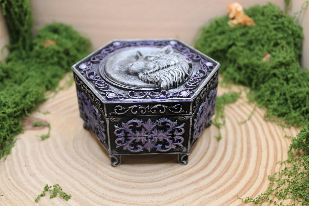 Cajita hexagonal del lobo cerrada, de tres cuartos, con las patas y la filigrana a la vista — Distrito Makers