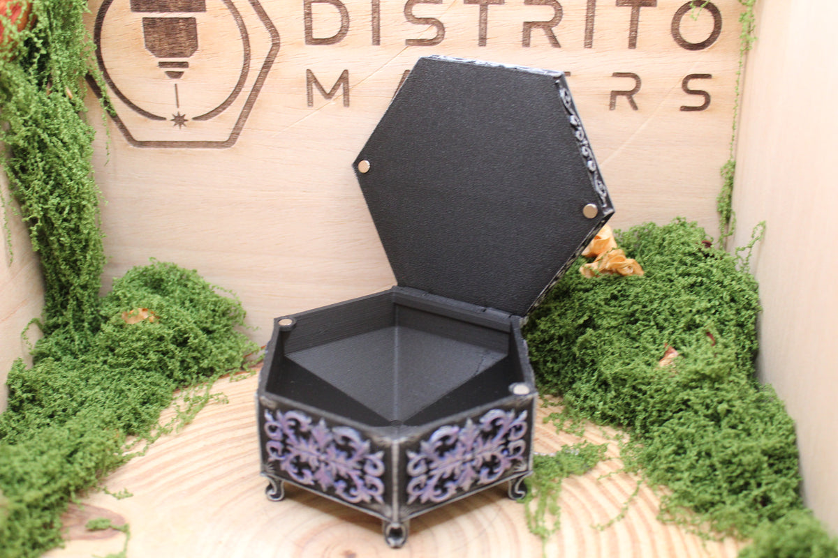 Cajita hexagonal del lobo abierta, con el interior liso pintado en negro — Distrito Makers