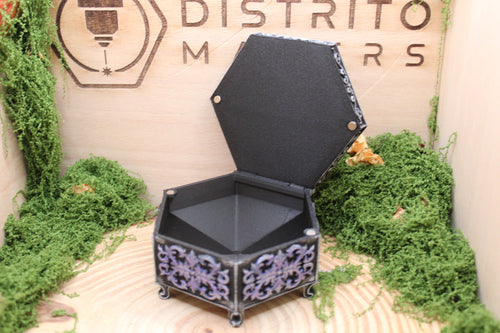 Cajita hexagonal del lobo abierta, con el interior liso pintado en negro — Distrito Makers