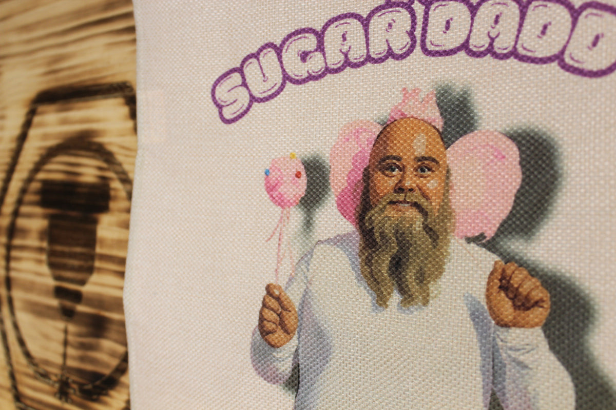 Detalle de la ilustración del hombre con alas de hada y globos rosas estampada sobre la tela símil lino de la tote bag «Tu sugar daddy soy»