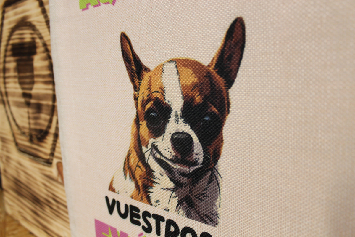 Detalle de la ilustración del perro estampada sobre la tela símil lino de la tote bag «Aquí llevo vuestros exámenes»