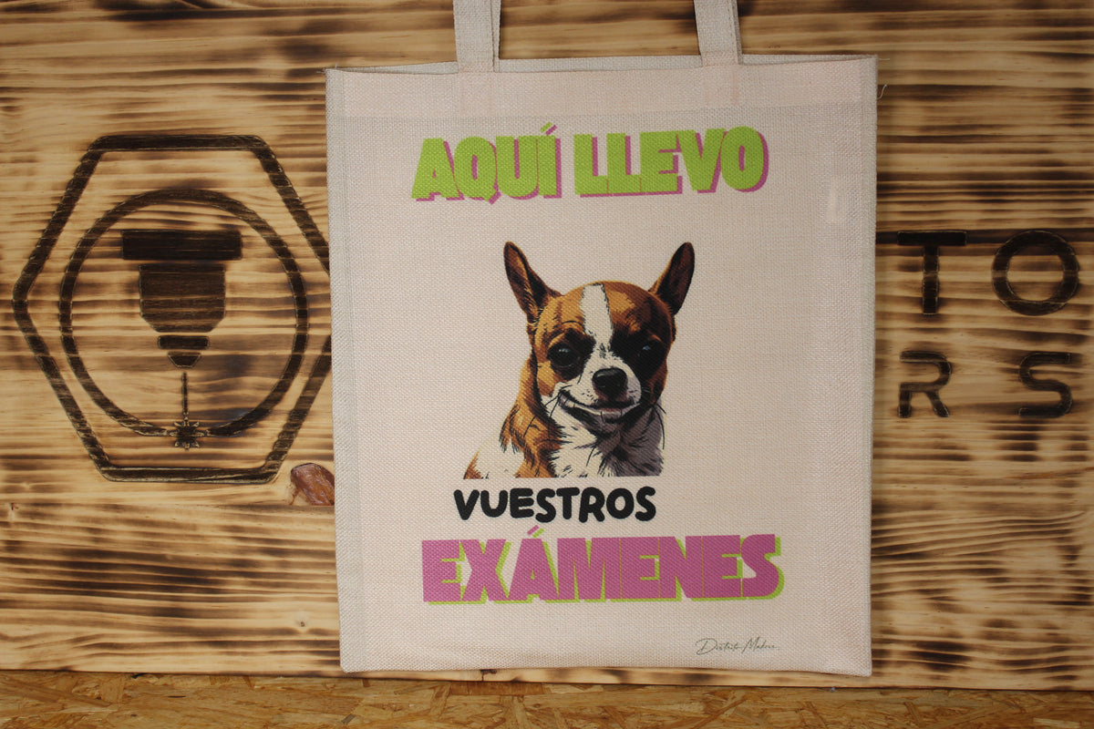 Tote bag de tela símil lino con el lema «Aquí llevo vuestros exámenes» y la ilustración de un perro de orejas de punta, regalo para profesores