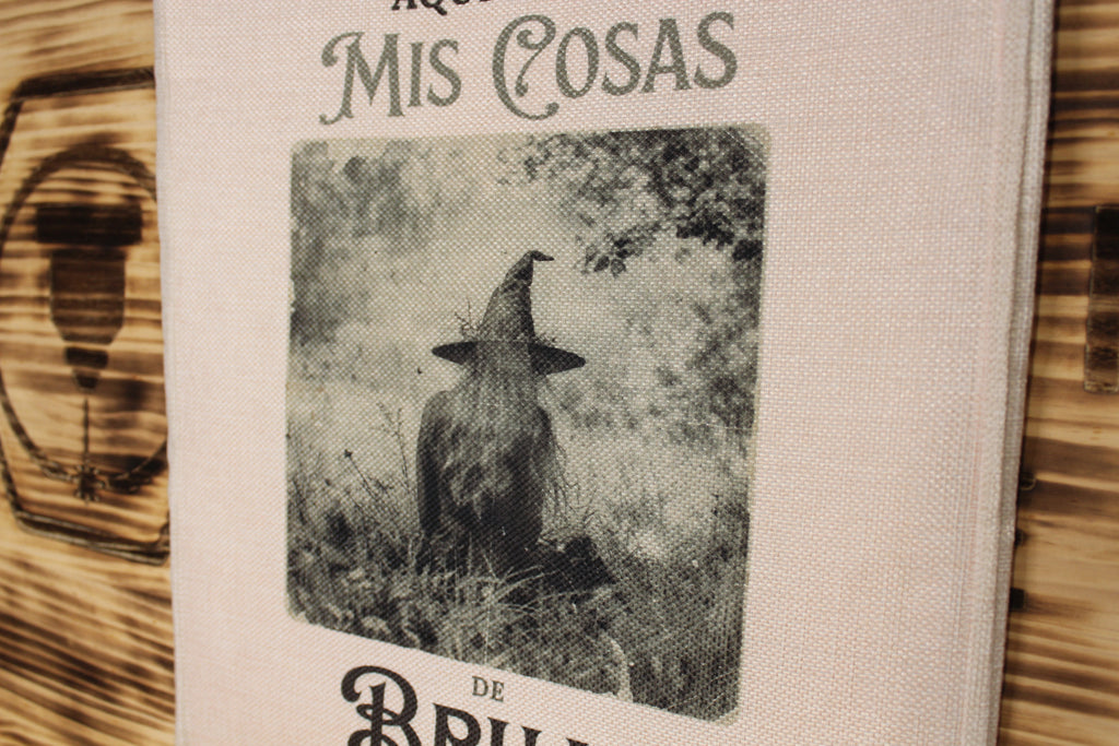 Detalle del cuervo con sombrero de bruja estampado sobre la tela símil lino de la tote bag «Aquí llevo mis cosas de bruja»