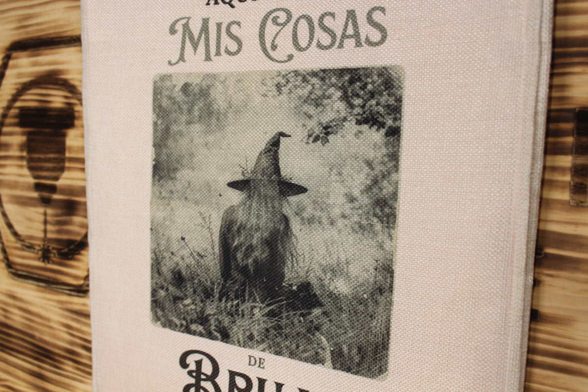 Detalle del cuervo con sombrero de bruja estampado sobre la tela símil lino de la tote bag «Aquí llevo mis cosas de bruja»