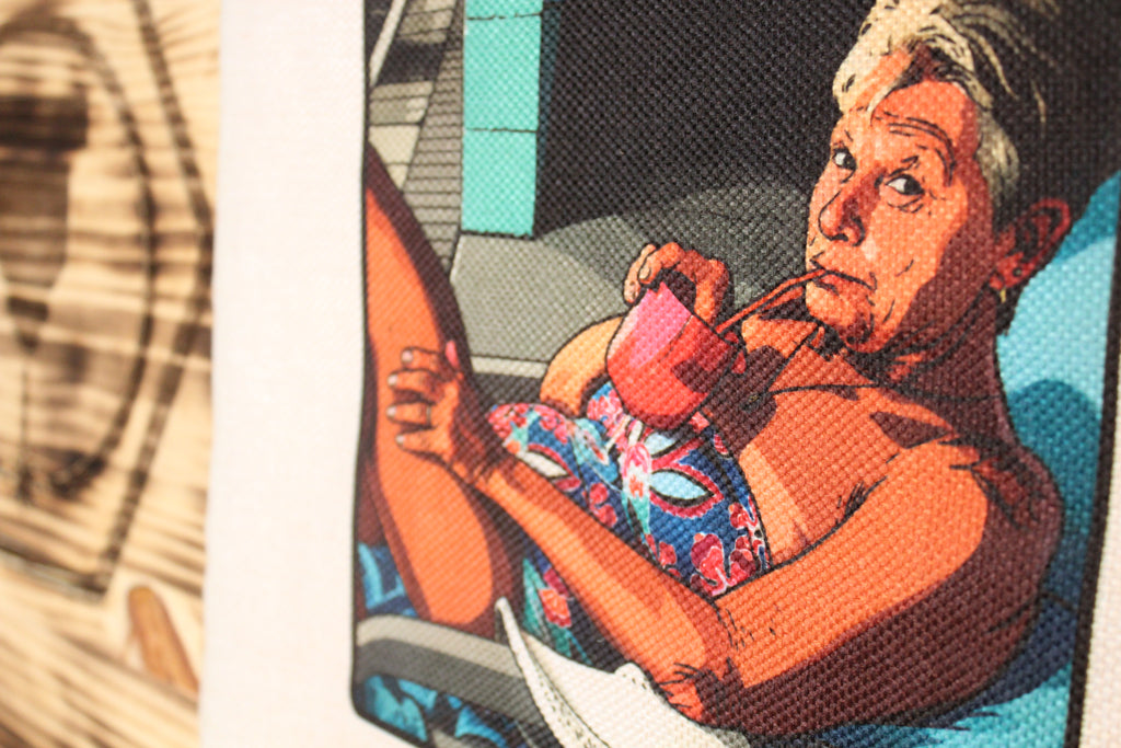 Detalle de la ilustración de la señora en la tumbona estampada sobre la tela símil lino de la tote bag «Traigo de todo menos paciencia»
