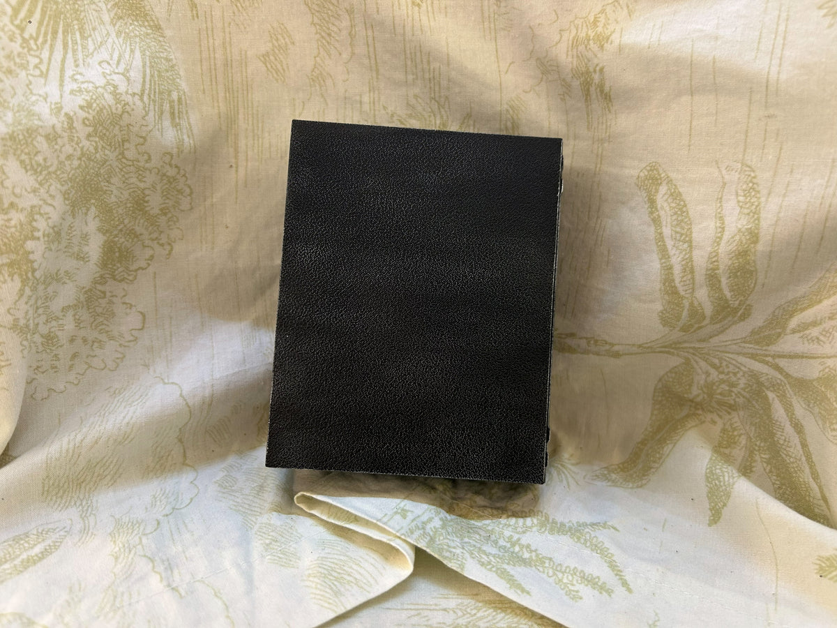 La parte trasera del cofre, lisa y en negro — Distrito Makers