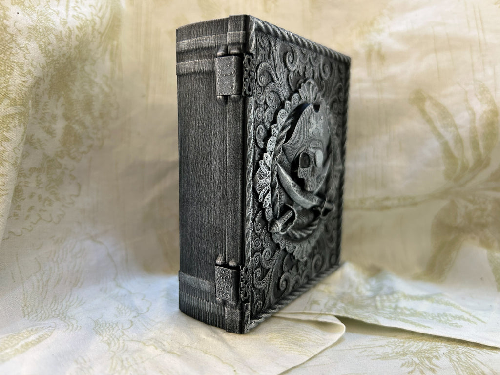 El cofre de canto, con forma de libro antiguo y el lomo con nervios — Distrito Makers