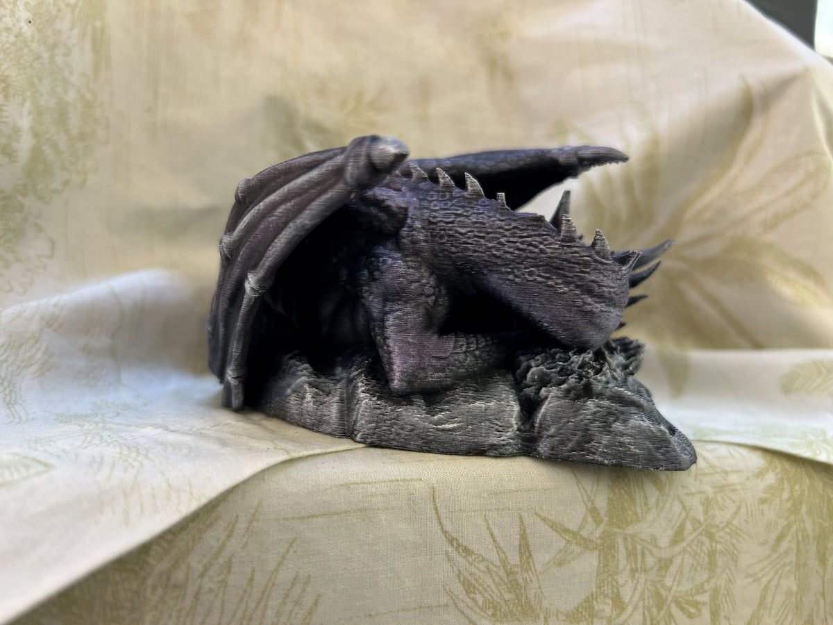 El dragón de frente, con las alas plegadas sobre el cuerpo — Distrito Makers