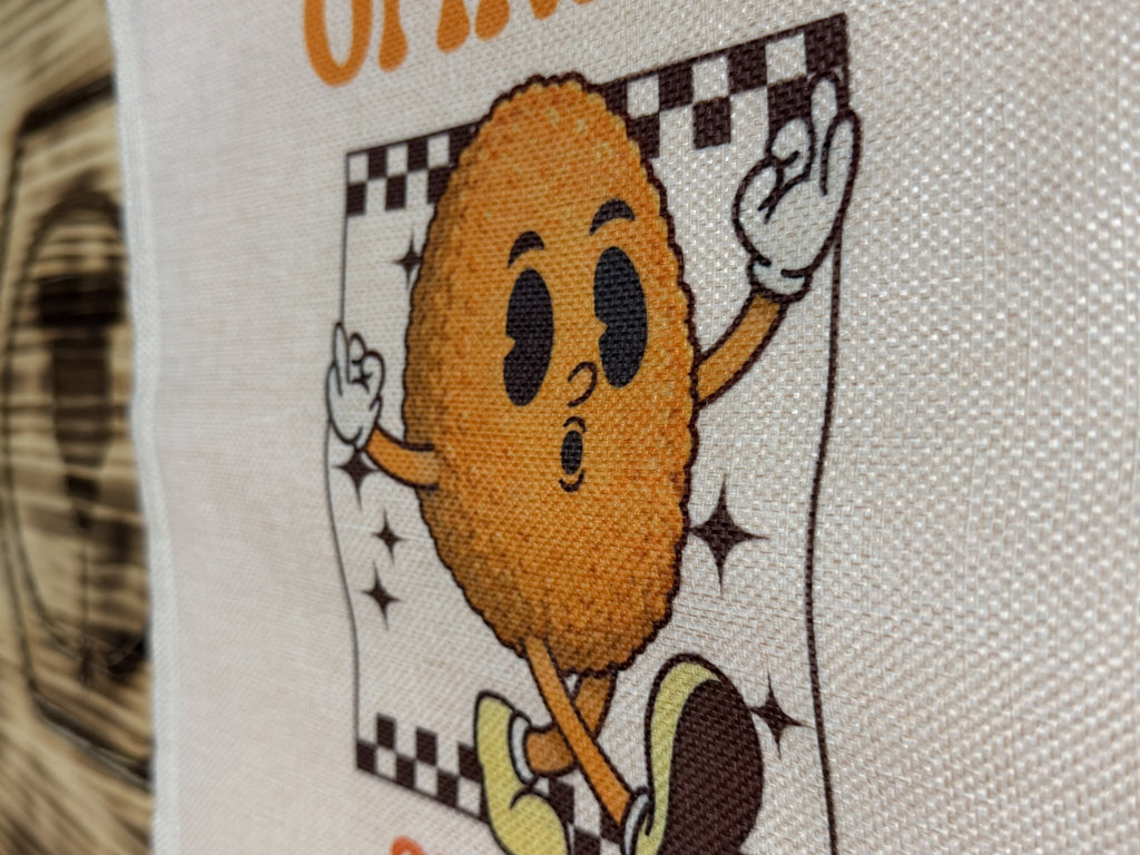 Detalle de la croqueta ilustrada sobre fondo de damero estampada en la tote bag «Cuando tu opinión sea una croqueta»
