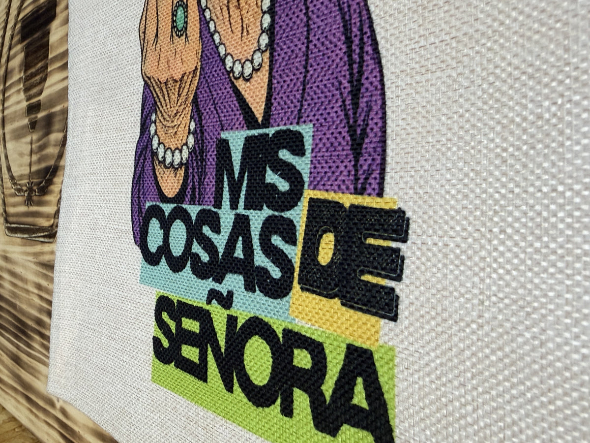 Detalle de las letras «Mis cosas de señora» impresas sobre la tela símil lino de la tote bag
