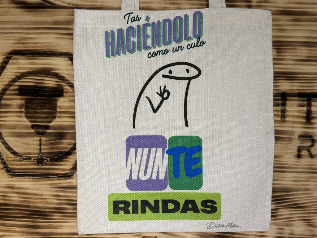 Tote bag de tela símil lino con el lema en asturiano «Tas faciéndolo como un culo, nun te rindas» y un monigote dibujado a mano