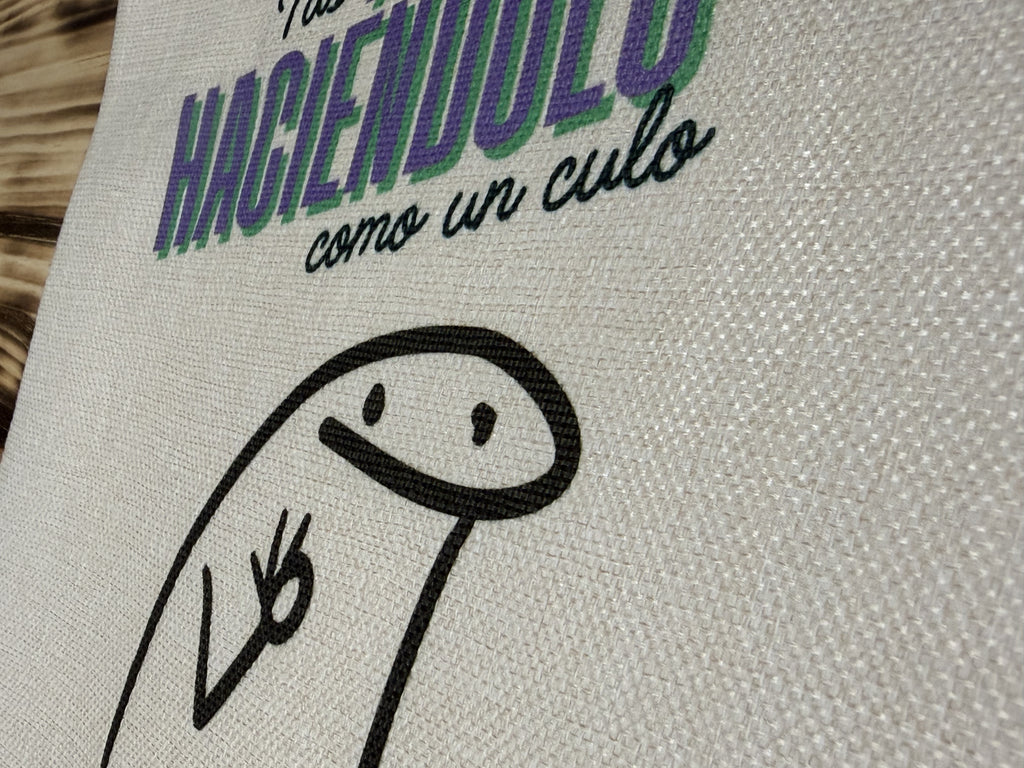 Detalle del monigote impreso sobre la tela símil lino de la tote bag «Tas faciéndolo como un culo»
