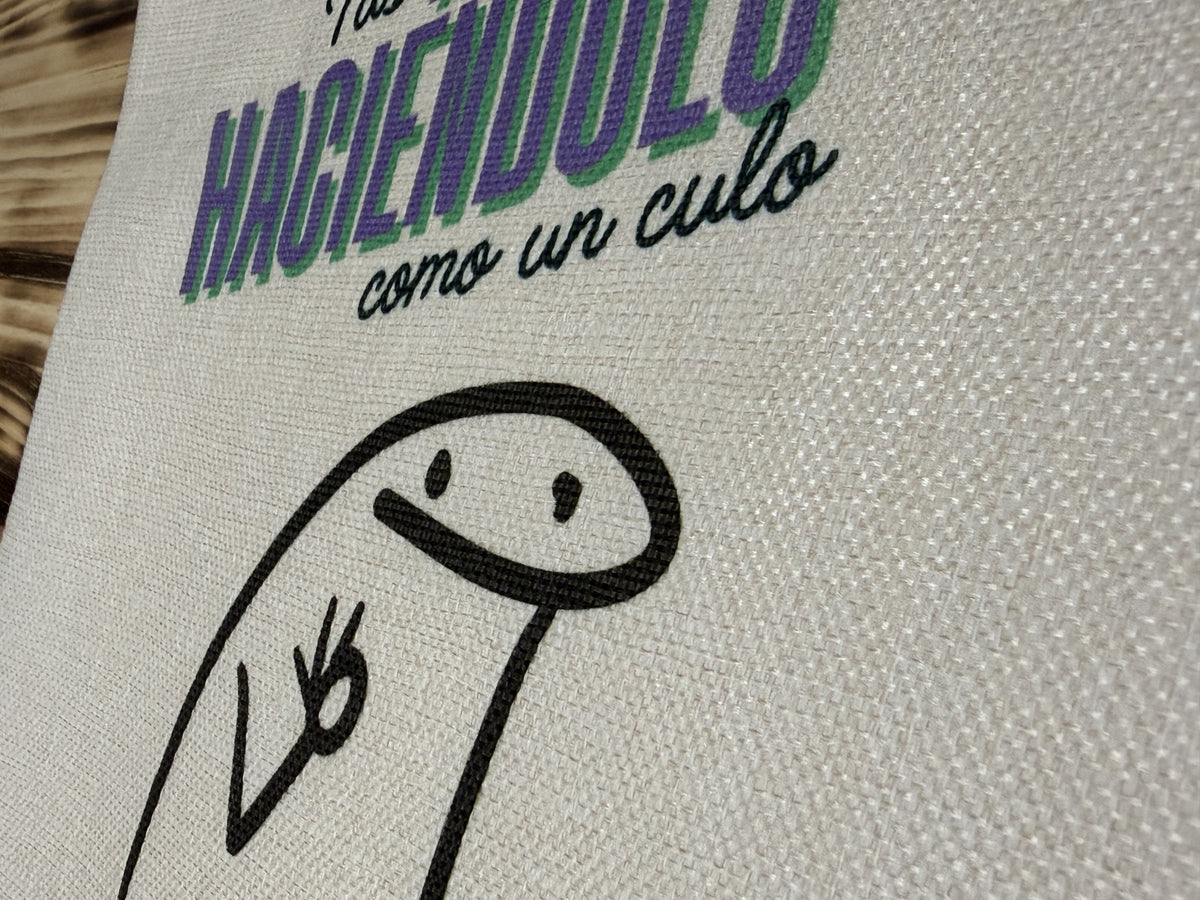 Detalle del monigote impreso sobre la tela símil lino de la tote bag «Tas faciéndolo como un culo»