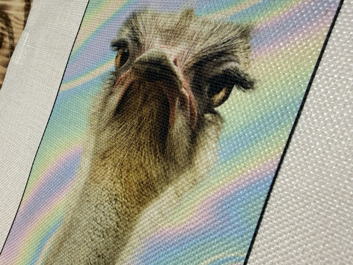 Primer plano del estampado holográfico del avestruz sobre la tela símil lino de la tote bag «Vilo en TikTok»