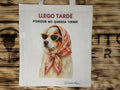 Tote bag de tela símil lino con el lema «Llego tarde porque no quería venir» y un perro con gafas de sol y pañuelo a la cabeza