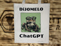 Tote bag de tela símil lino con el lema en asturiano «Díjomelo ChatGPT» y un sapo con gafas redondas sobre fondo verde