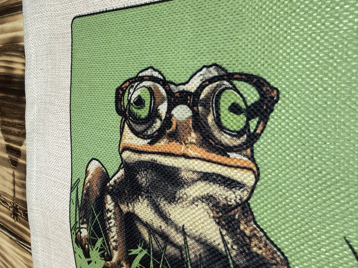 Detalle del sapo con gafas redondas estampado en la tote bag «Díjomelo ChatGPT»