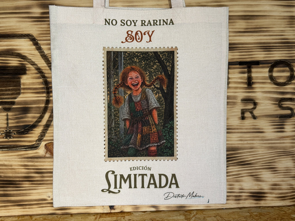 Tote bag de tela símil lino con el lema «No soy rarina, soy edición limitada» y la ilustración de una niña pelirroja riéndose