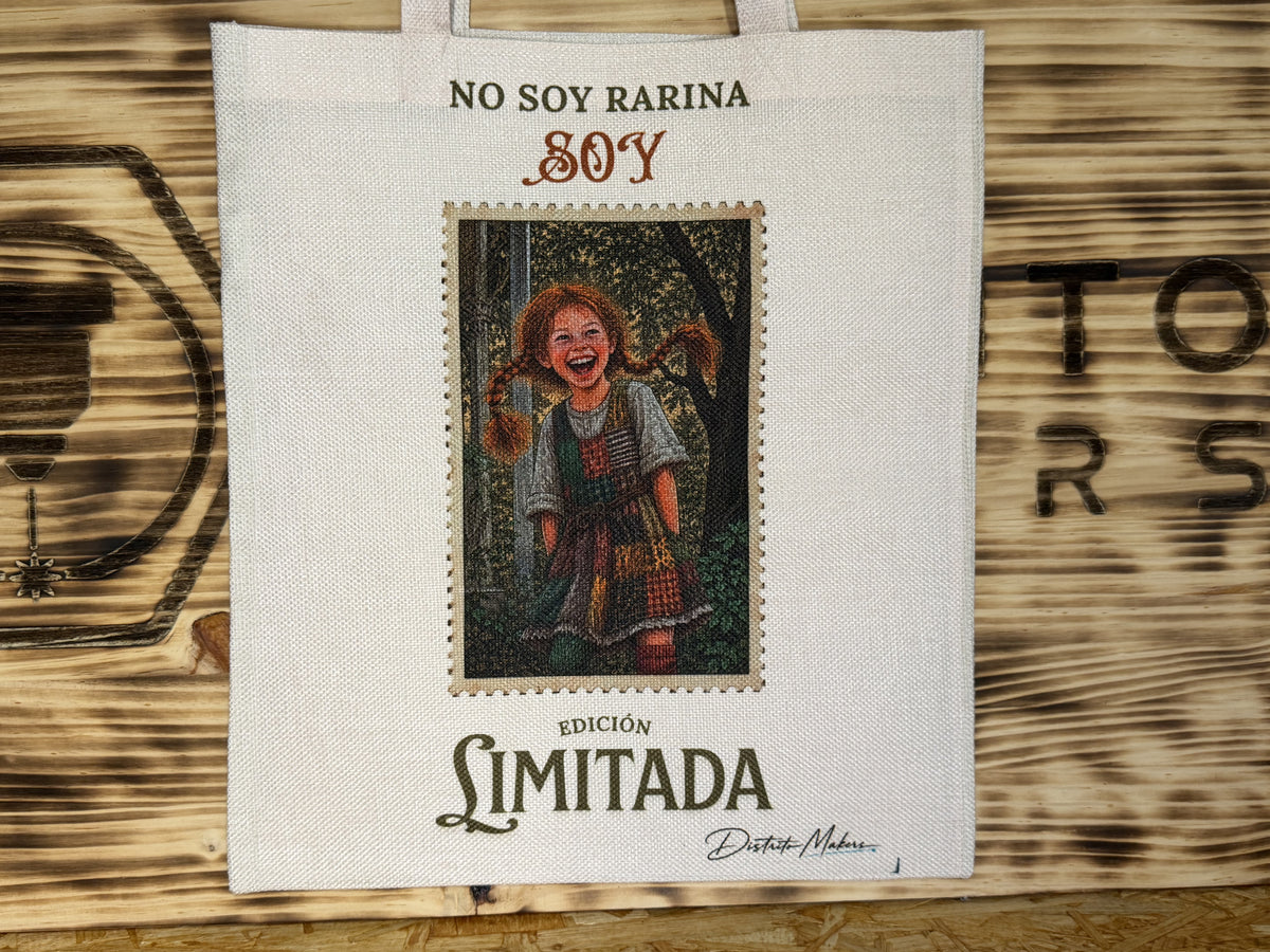 Tote bag de tela símil lino con el lema «No soy rarina, soy edición limitada» y la ilustración de una niña pelirroja riéndose