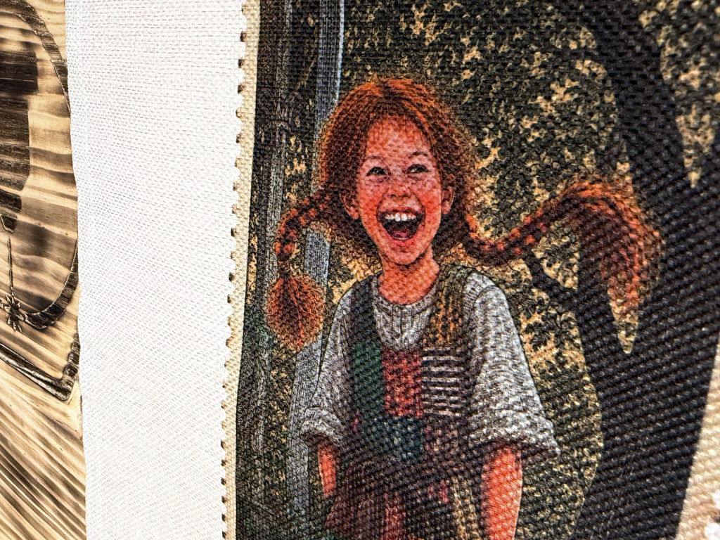 Detalle de la ilustración de la niña pelirroja estampada en la tote bag «No soy rarina, soy edición limitada»