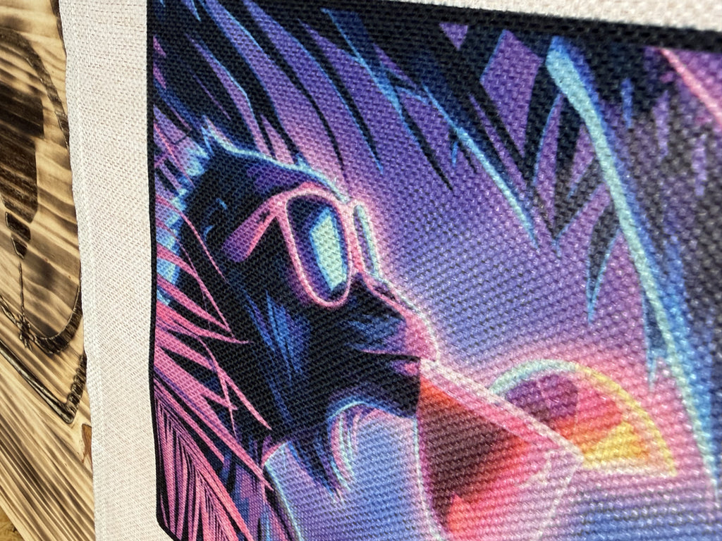Detalle del felino con gafas de sol en colores neón estampado en la tote bag «Préstame pola vida»