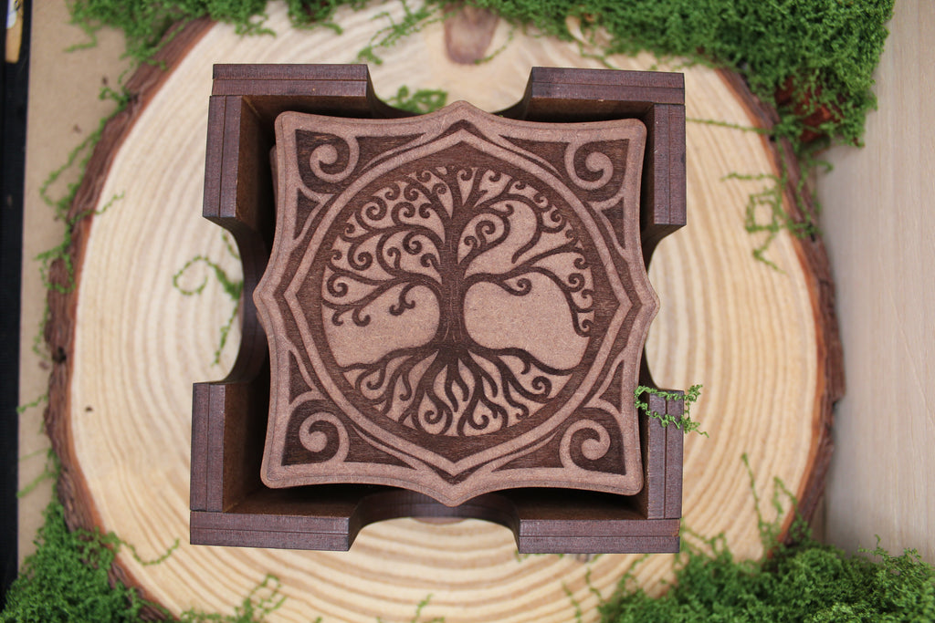 Posavasos celta de madera doble capa con motivo árbol de la vida, acabado nogal — Distrito Makers