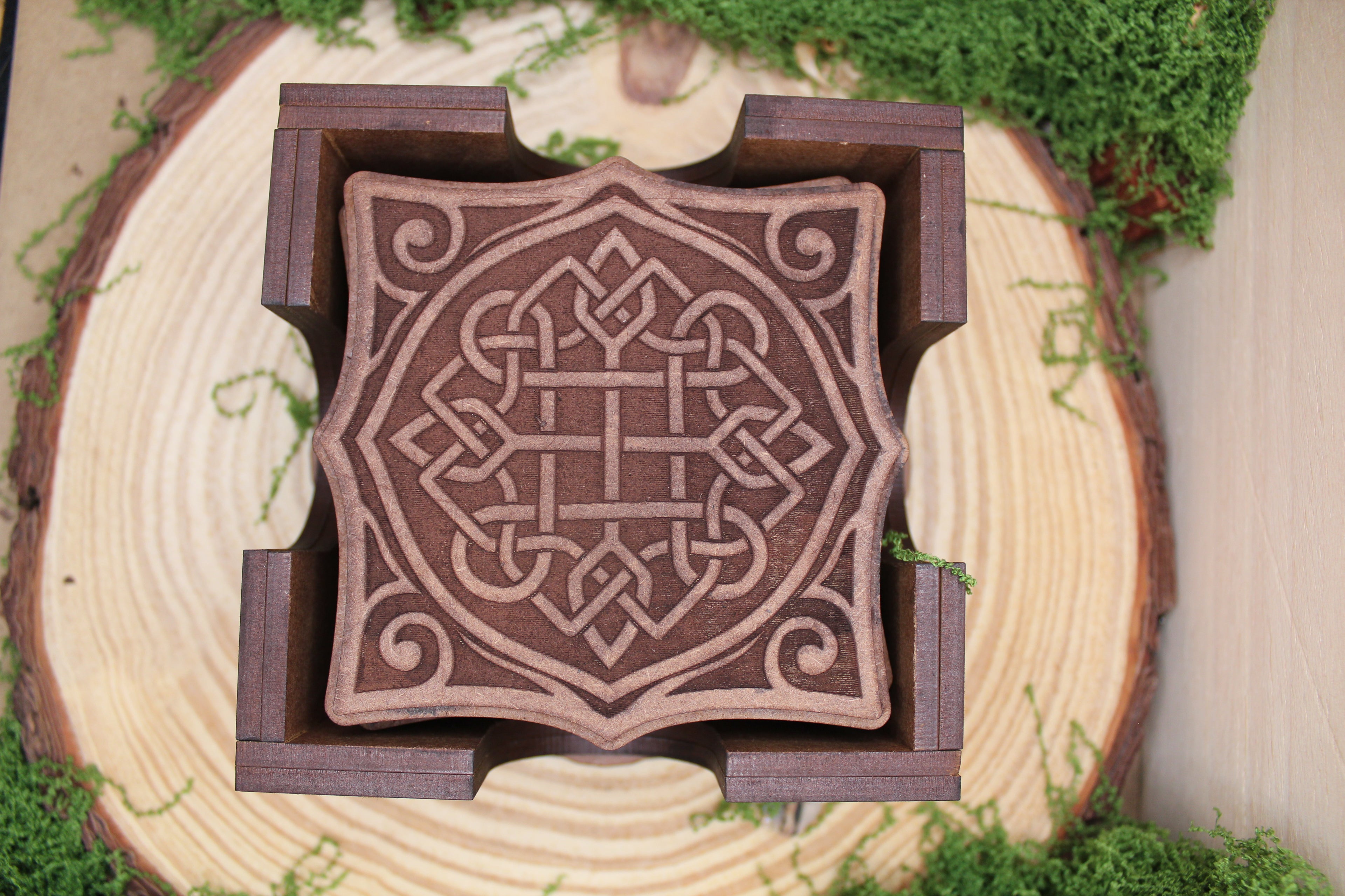 Posavasos celta de madera doble capa con nudo triquetra y runas, acabado nogal — Distrito Makers