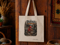 Tote bag símil lino con ilustración del Trasgu, el traviesu del llar — diseño transferido a mano, Distrito Makers