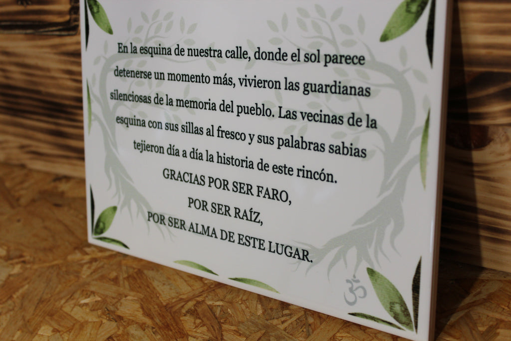 Detalle en ángulo de la dedicatoria y los árboles del azulejo personalizado de cenefa verde, con acabado brillo