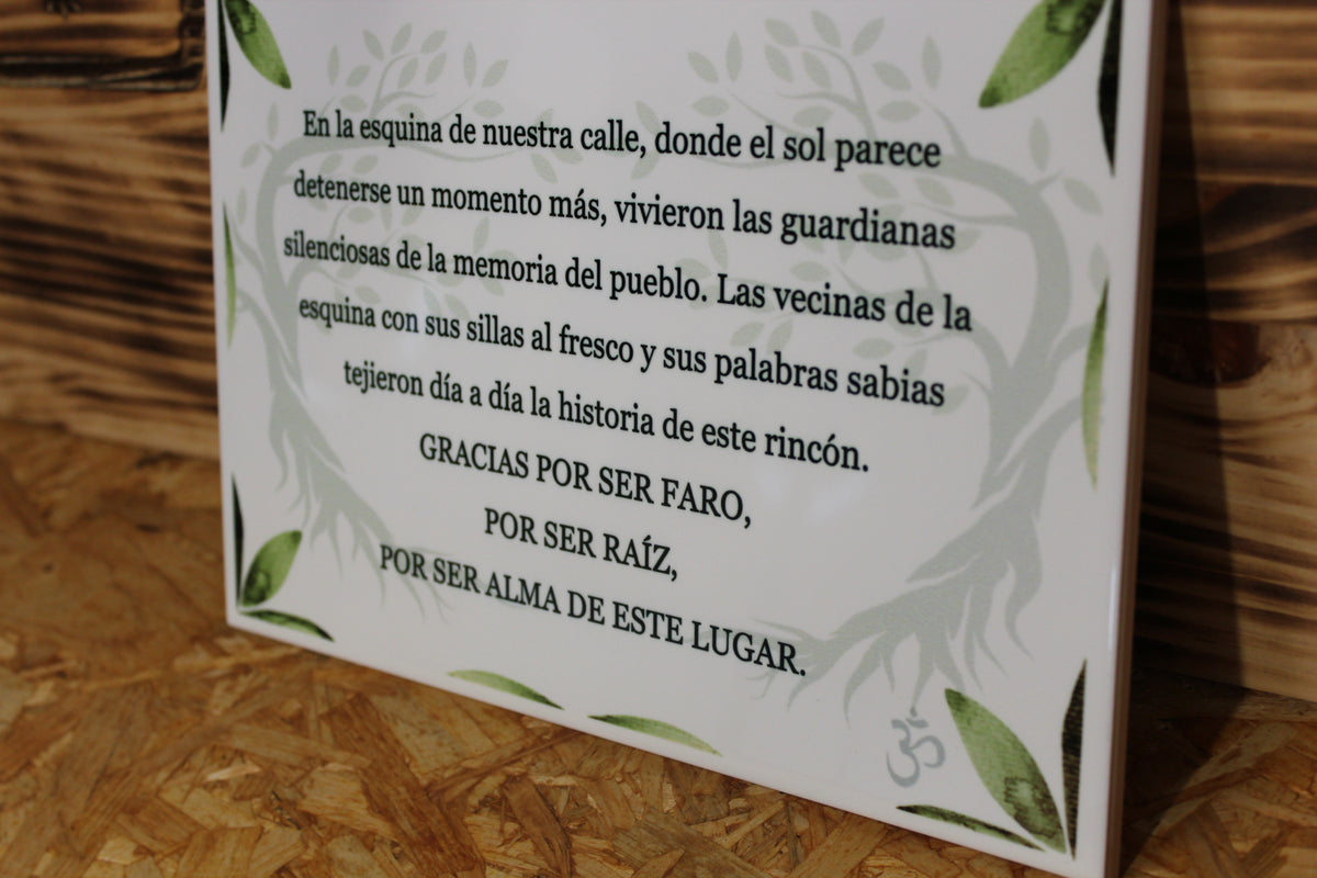 Detalle en ángulo de la dedicatoria y los árboles del azulejo personalizado de cenefa verde, con acabado brillo