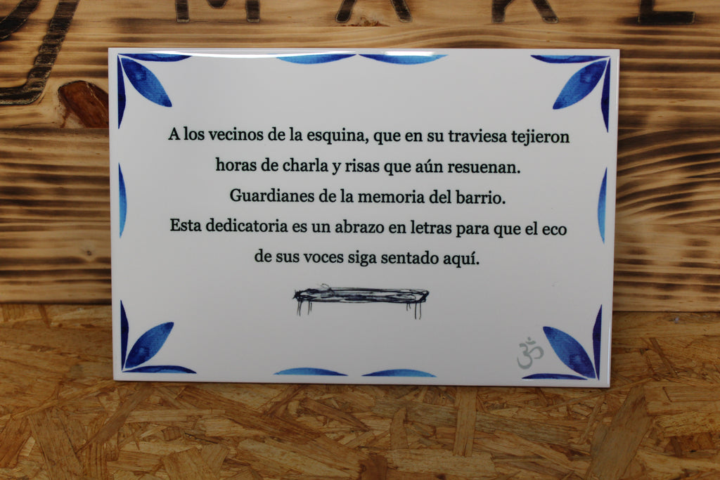 Azulejo personalizado de 20 × 30 cm con una dedicatoria a los vecinos de la esquina, cenefa de hojas azules y el dibujo de un banco