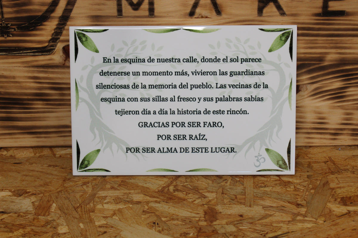 Azulejo personalizado de 20 × 30 cm con una dedicatoria a las vecinas de la esquina sobre dos árboles en verde suave y cenefa de hojas verdes