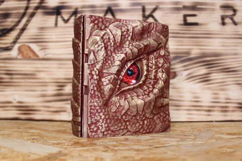 Caja secreta El Ojo del Cuélebre en rojo, con escamas en relieve y un ojo de dragón rojo en la tapa