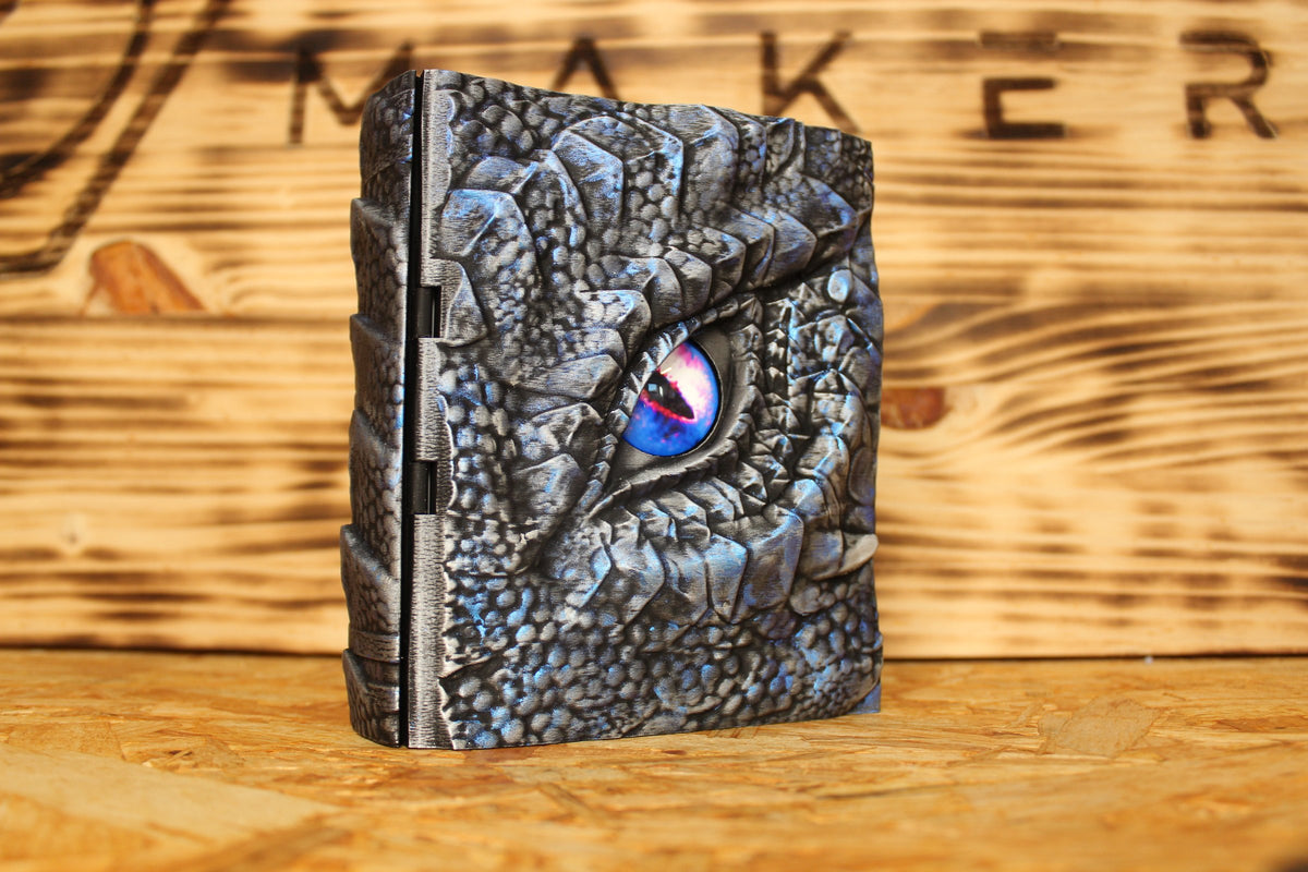 Caja secreta El Ojo del Cuélebre en azul y plata, con un ojo de dragón azul con destellos rosas