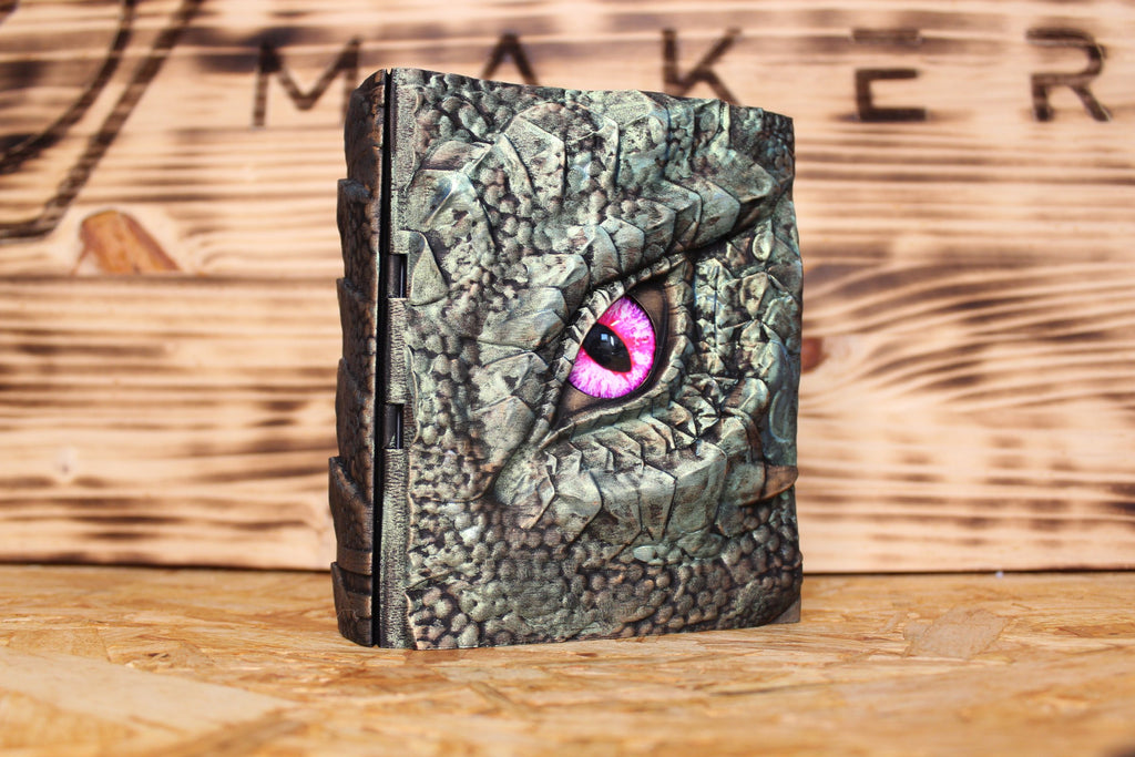 Caja secreta El Ojo del Cuélebre en verde mica, con un ojo de dragón rosa