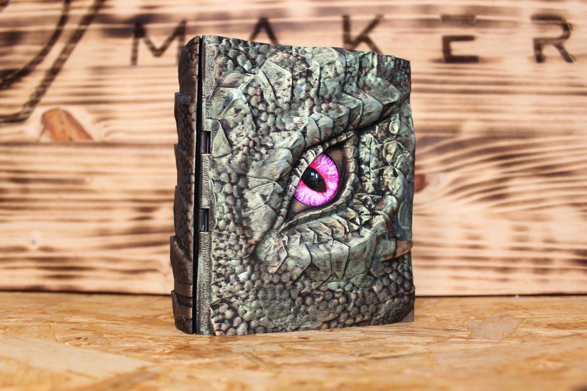 Caja secreta El Ojo del Cuélebre en verde mica, con un ojo de dragón rosa